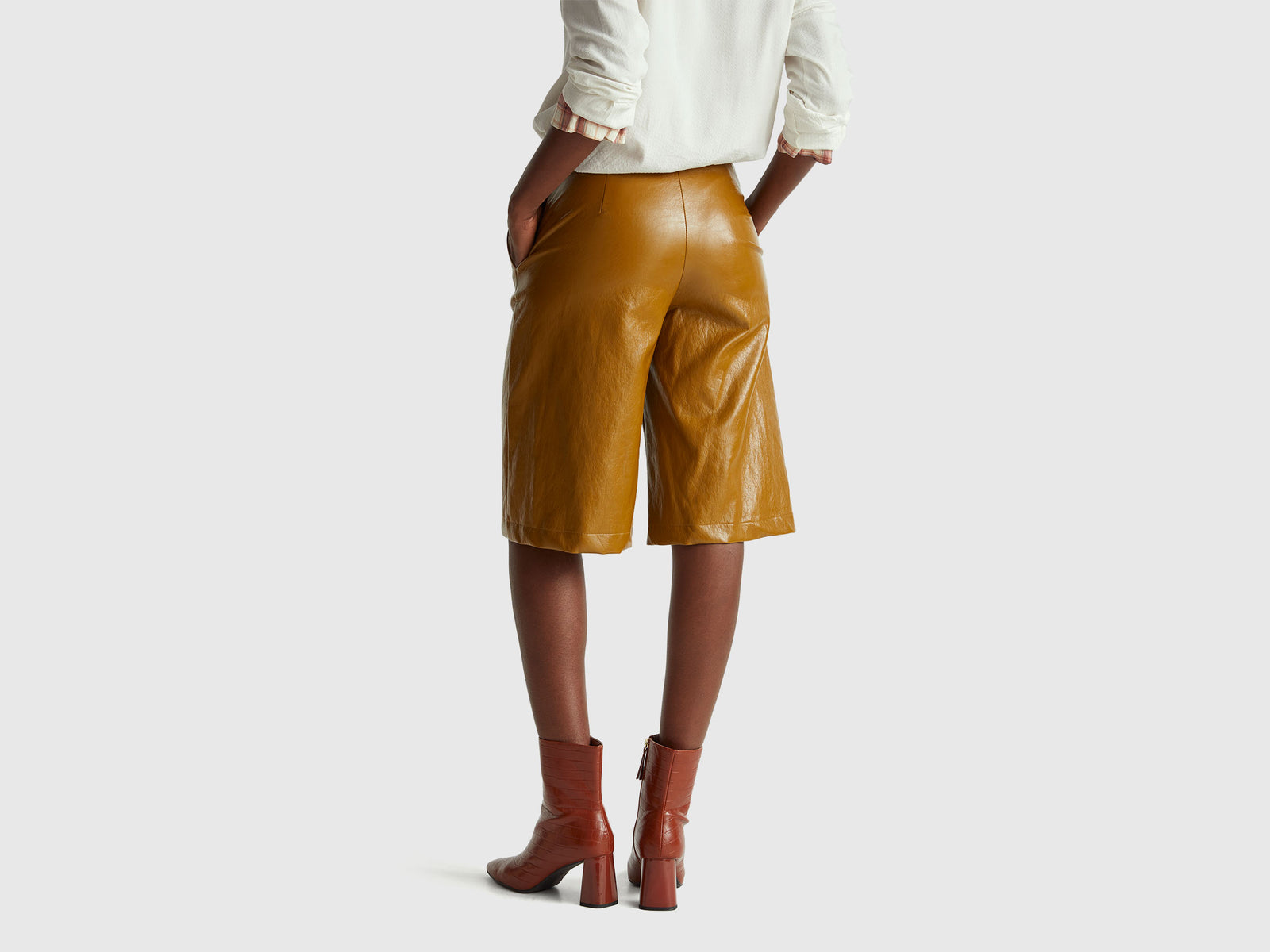 Bermudas em tecido efeito pele - ucb_image_B