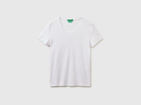 Slim fit t-shirt with V-neck - ucb_image_FS