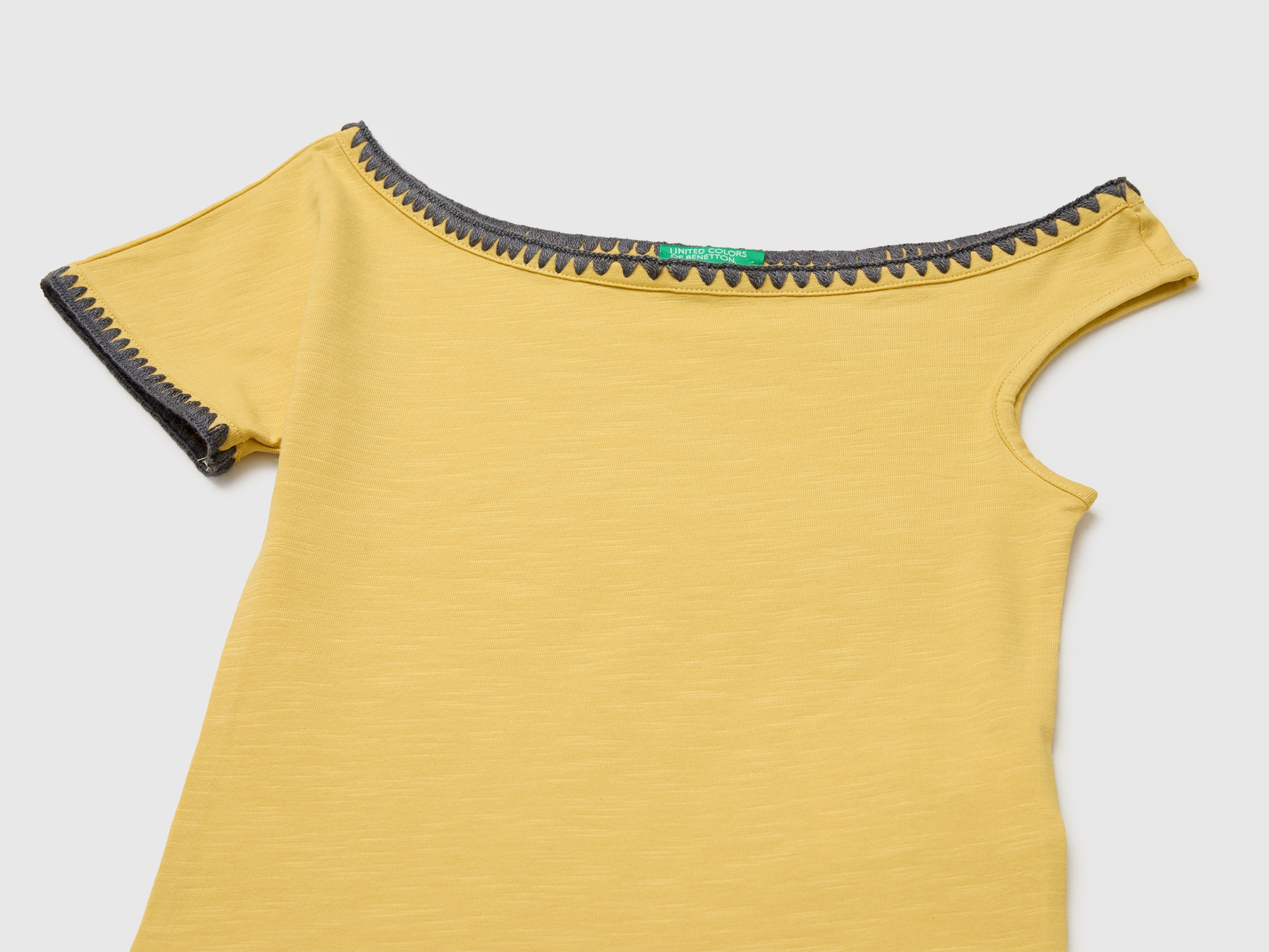 Asymmetrical top - ucb_image_DS1