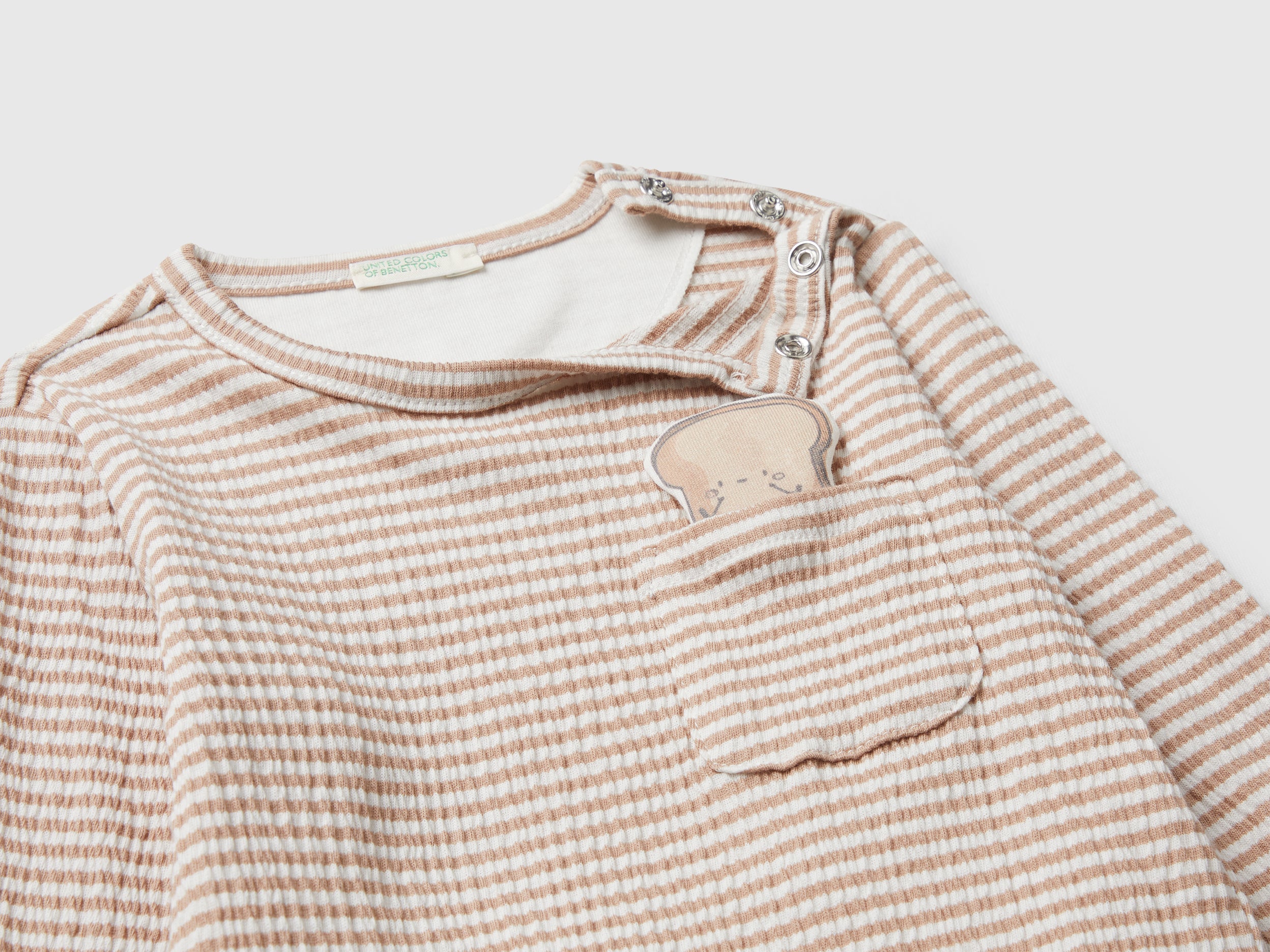 T-shirt com bolso pequeno e patch - ucb_image_DS1