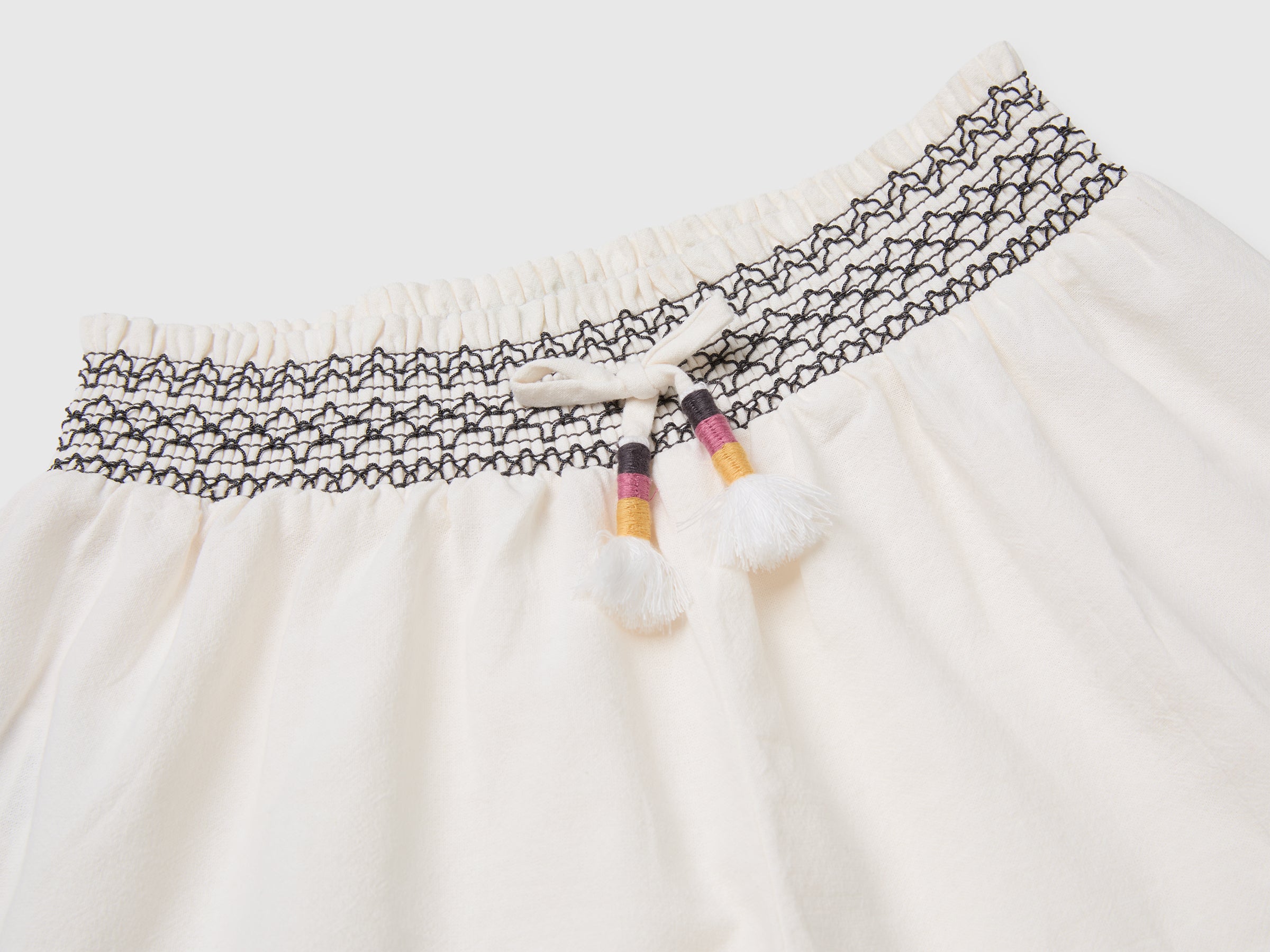 Shorts em crepe com bordado - ucb_image_DS1