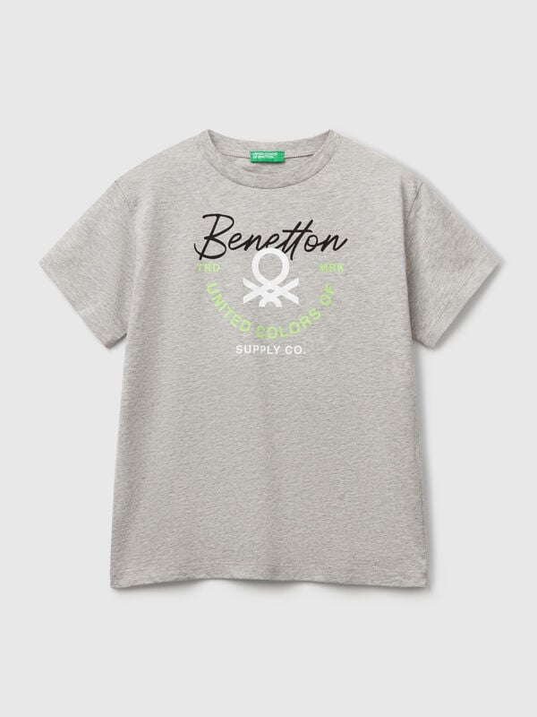 Camiseta de manga corta y cuello redondo en puro algodón orgánico. Una prenda básica y cómoda, enriquecida con un logo estampado en la parte delantera. Artículo confeccionado con tejido que contenga al menos un 95% de algodón orgánico. Niño
