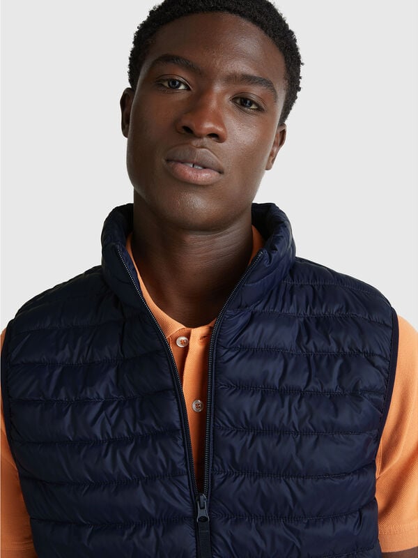 Chaqueta sin mangas de corte regular con acolchado  Hombre