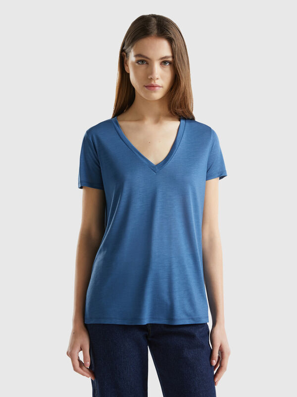 Camiseta de viscosa sostenible con escote de pico Mujer