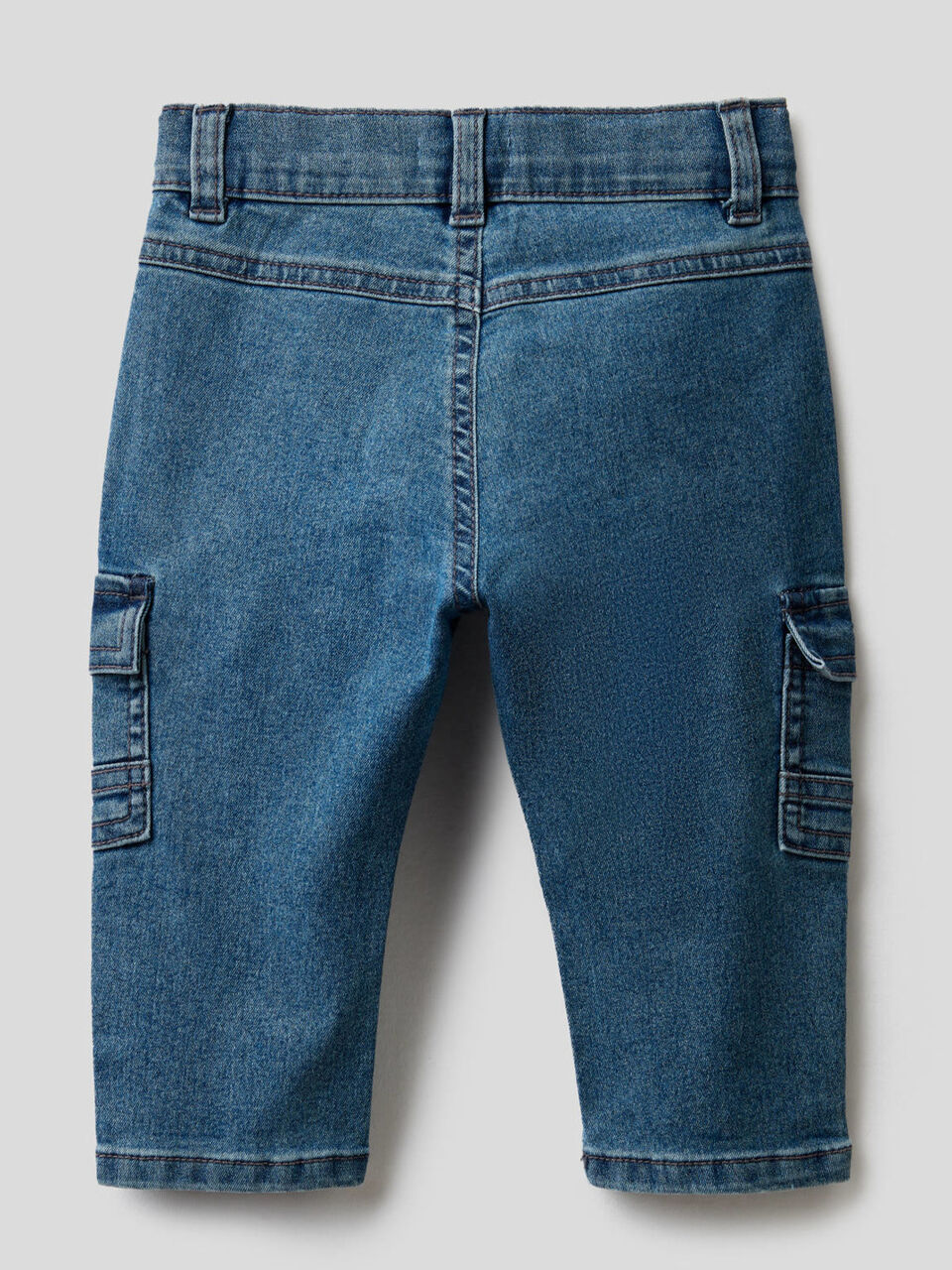 Pantalón cargo en denim elástico image number 2