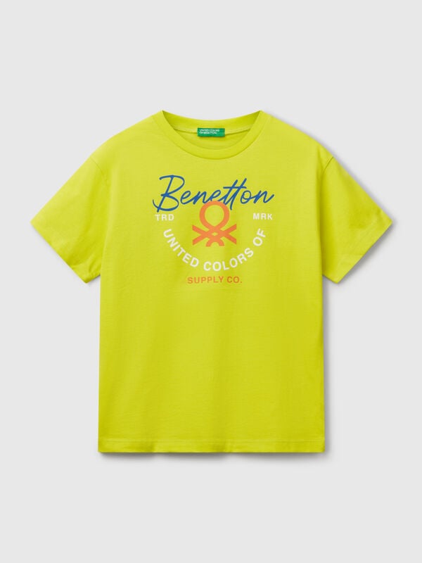 Camiseta de manga corta y cuello redondo en puro algodón orgánico. Una prenda básica y cómoda, enriquecida con un logo estampado en la parte delantera. Artículo confeccionado con tejido que contenga al menos un 95% de algodón orgánico. Niño
