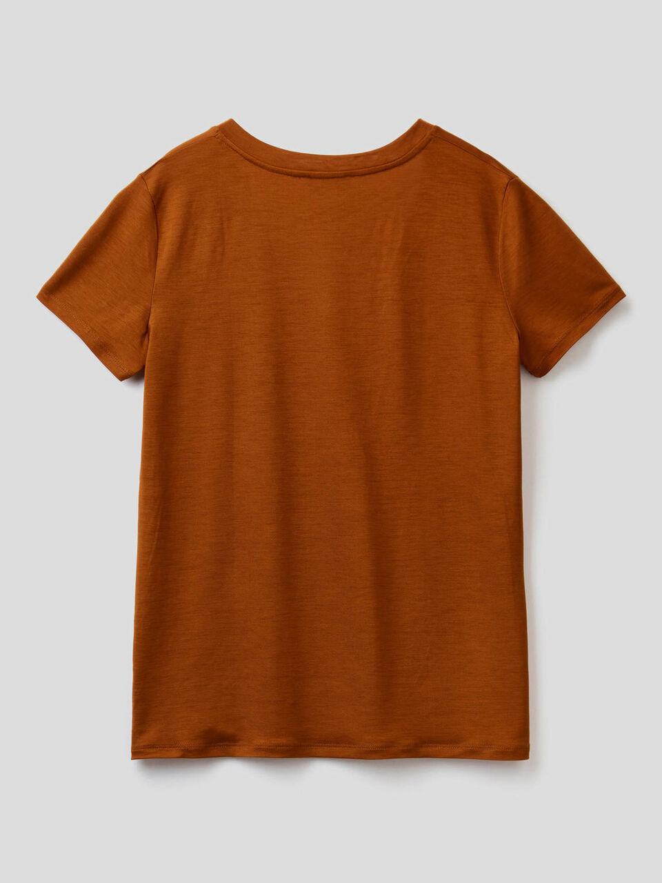 Camiseta con escote de pico image number 2