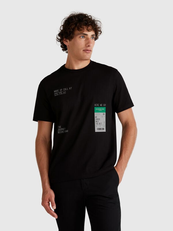 Camiseta negra con gráficos. Hombre