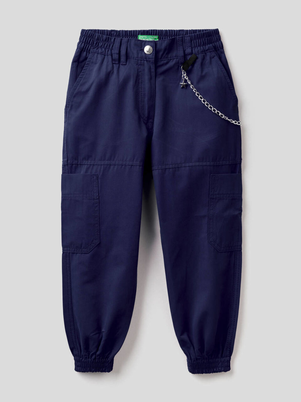 Pantalón cargo con cadena image number 1