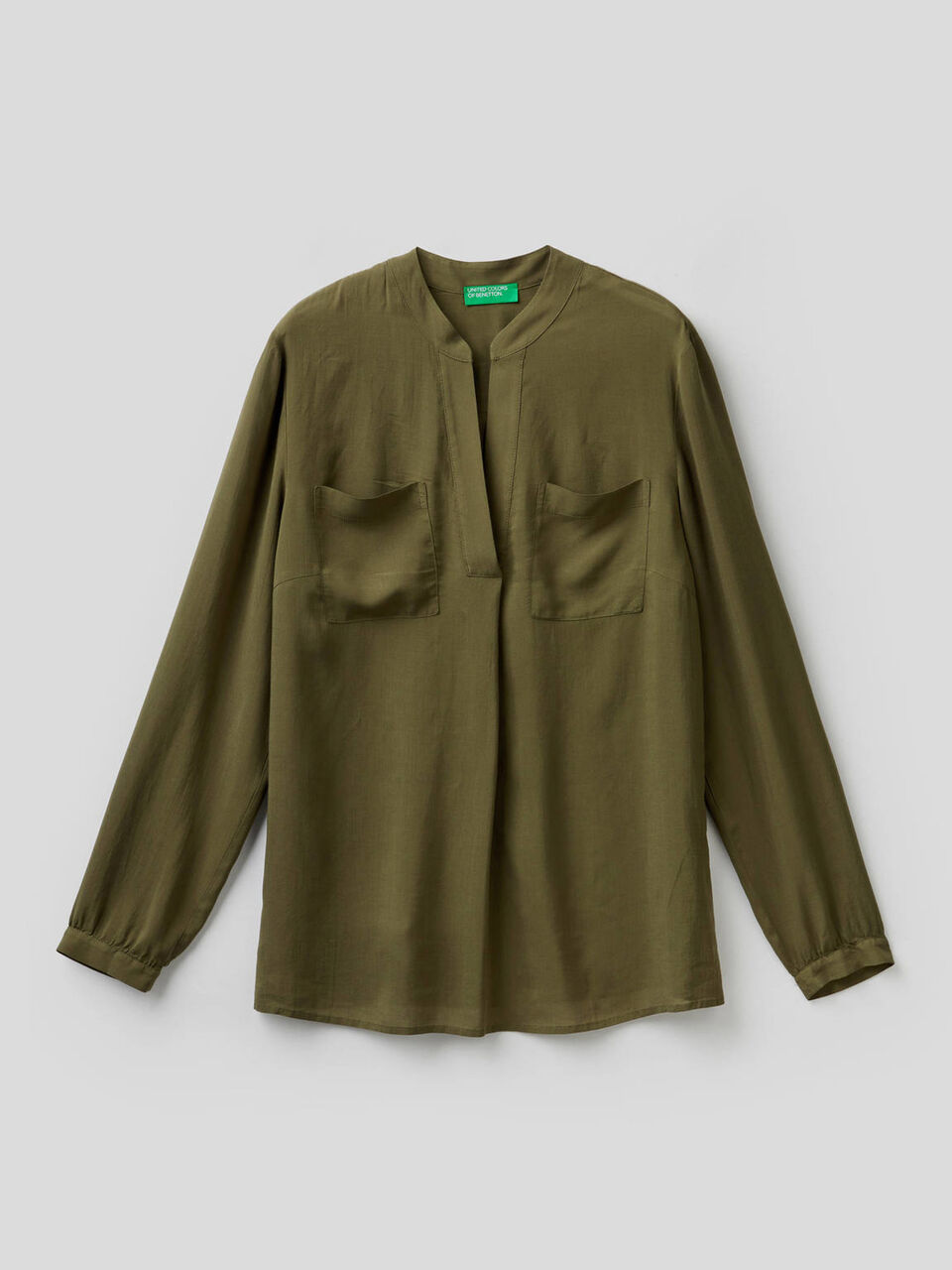 Blusa fluida con escote de pico image number null