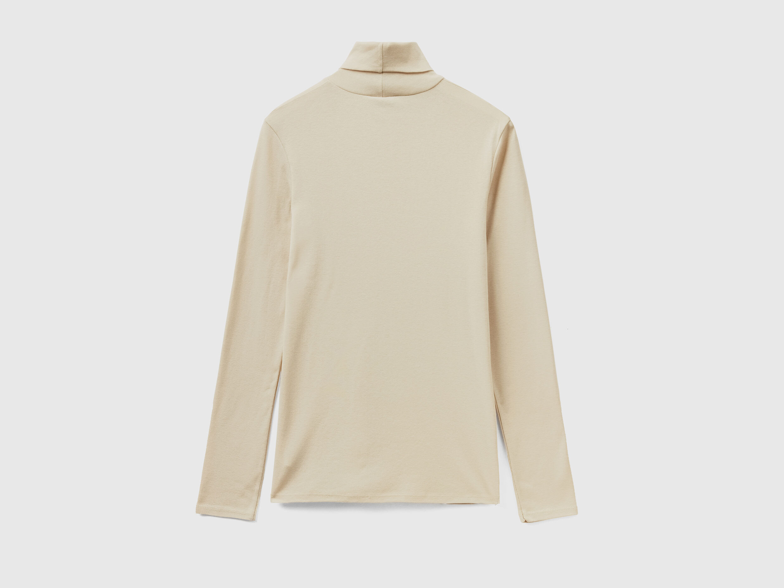 Camiseta blanca cuello alto mujer 2025
