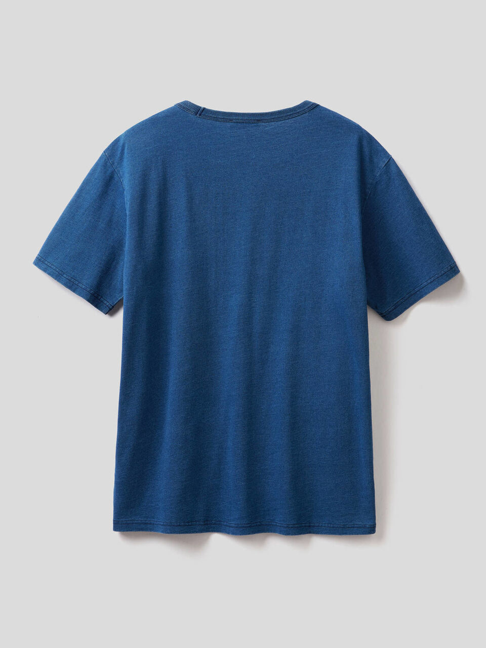 Camiseta de 100 % algodón con teñido índigo image number 2