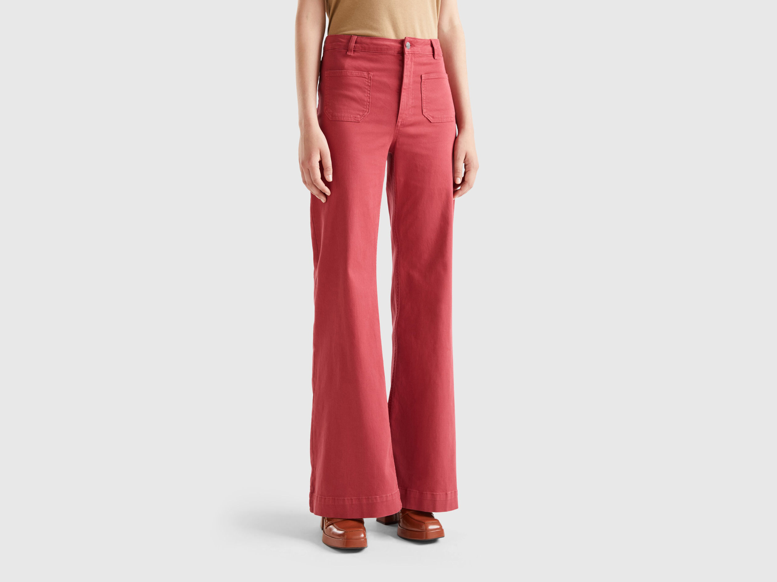 Pantalon new arrivals rojo acampanado