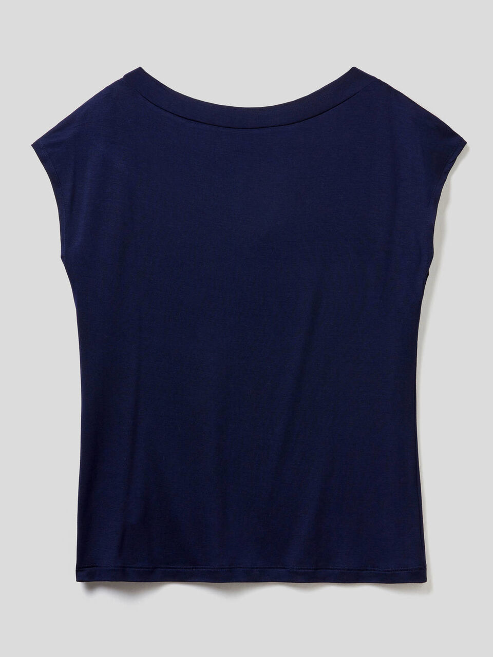 Camiseta fluida con escote de pico image number 2