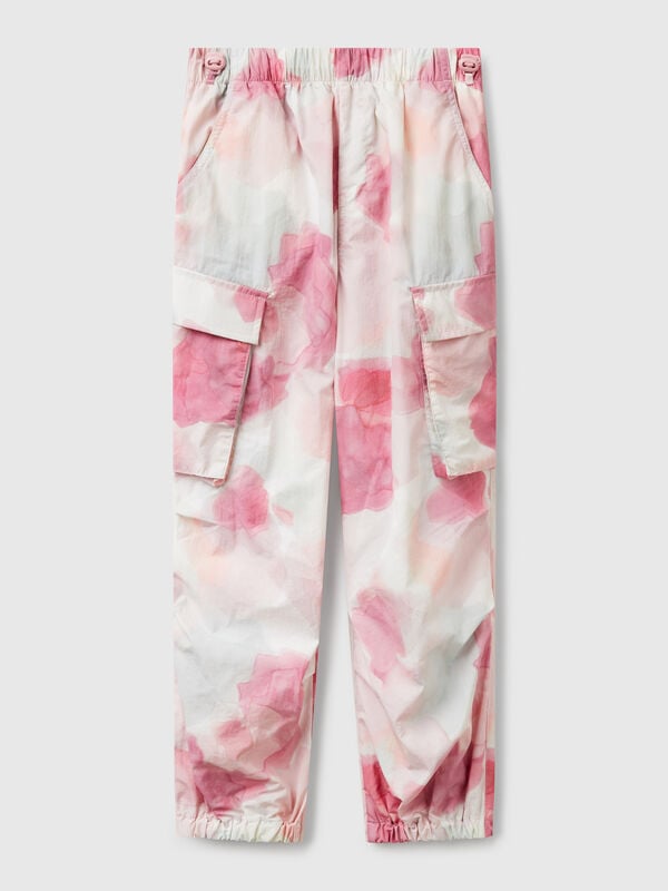 Pantalón de paracaídas con estampado estampado. Niña
