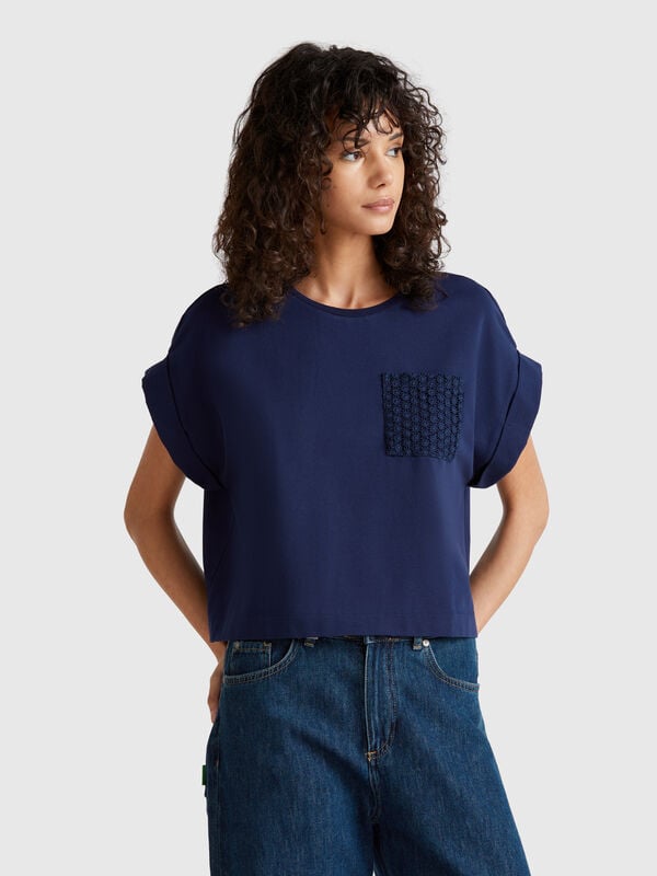 Camiseta con bolsillo de macramé Mujer