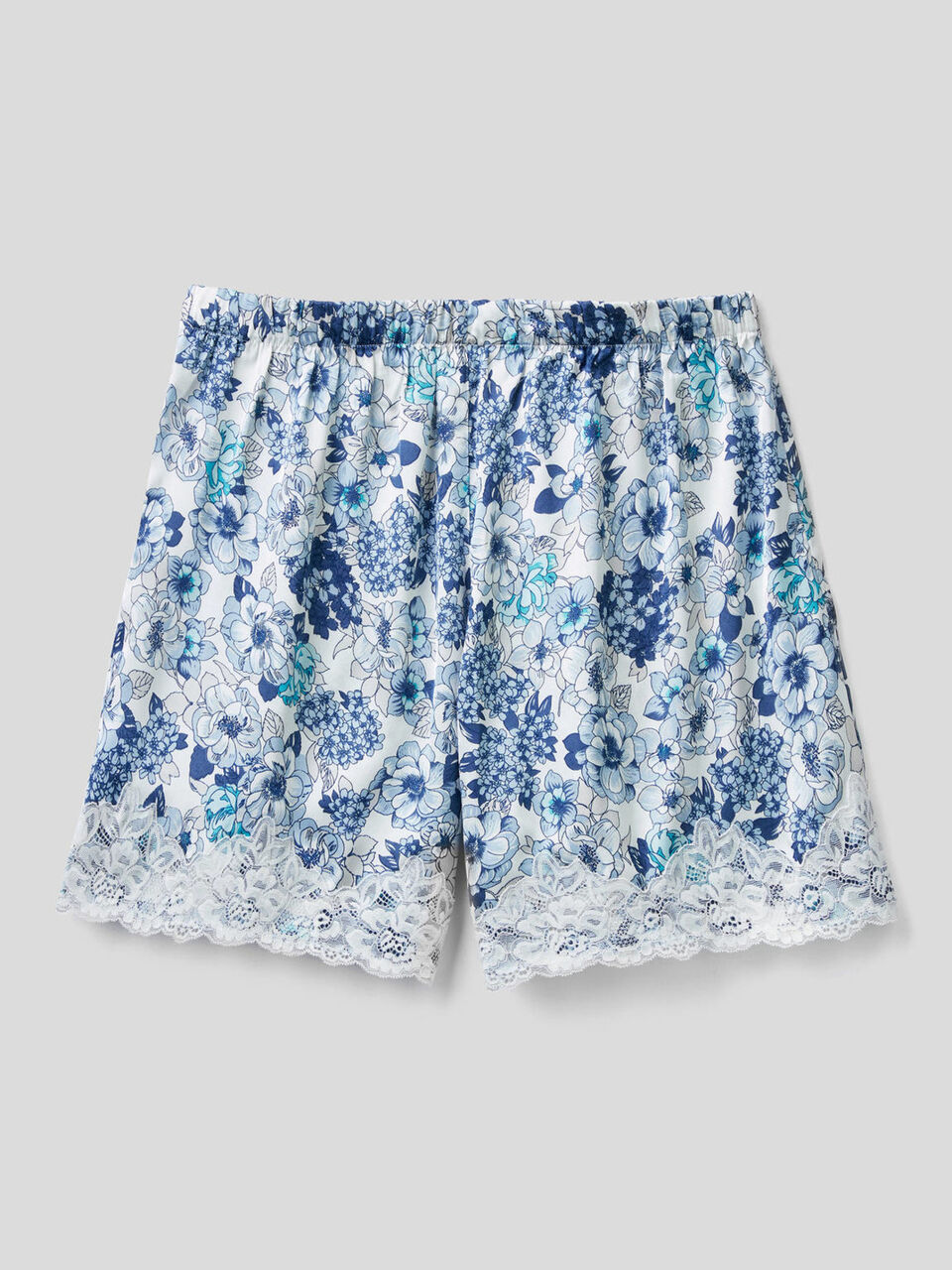 Pantalón corto floral con encaje elástico image number 2