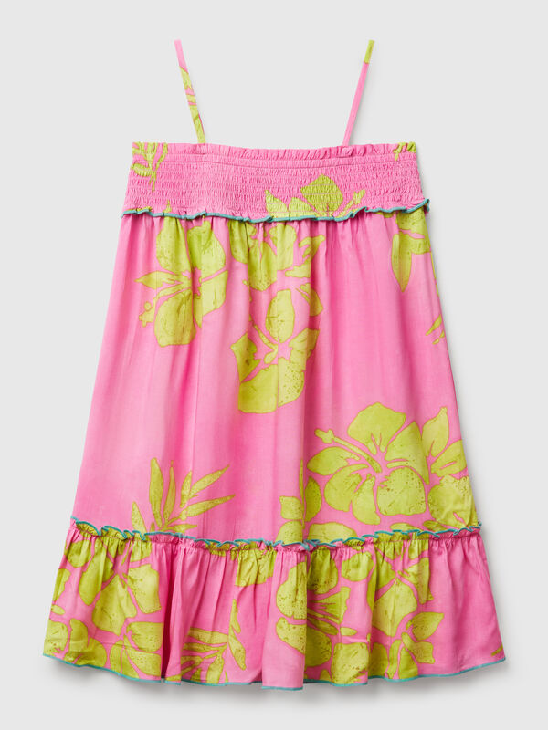Vestido fluido con estampado de flores. Niña