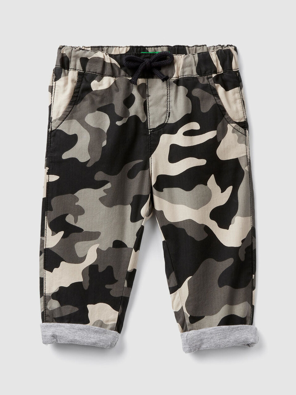 Pantalón con estampado de camuflaje image number 1