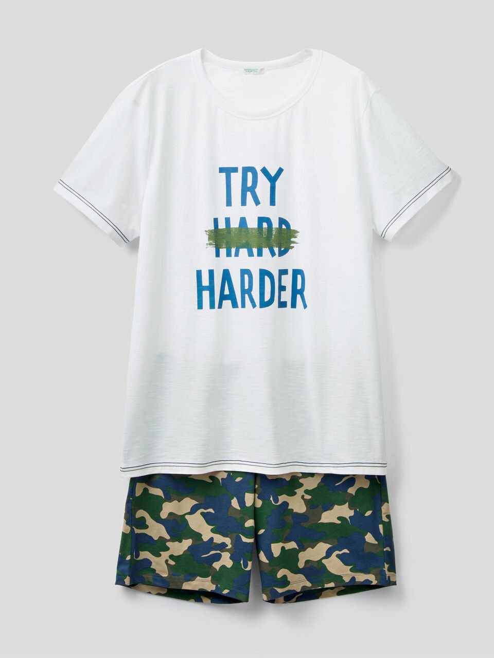 Pijama con camiseta y bermudas image number 1