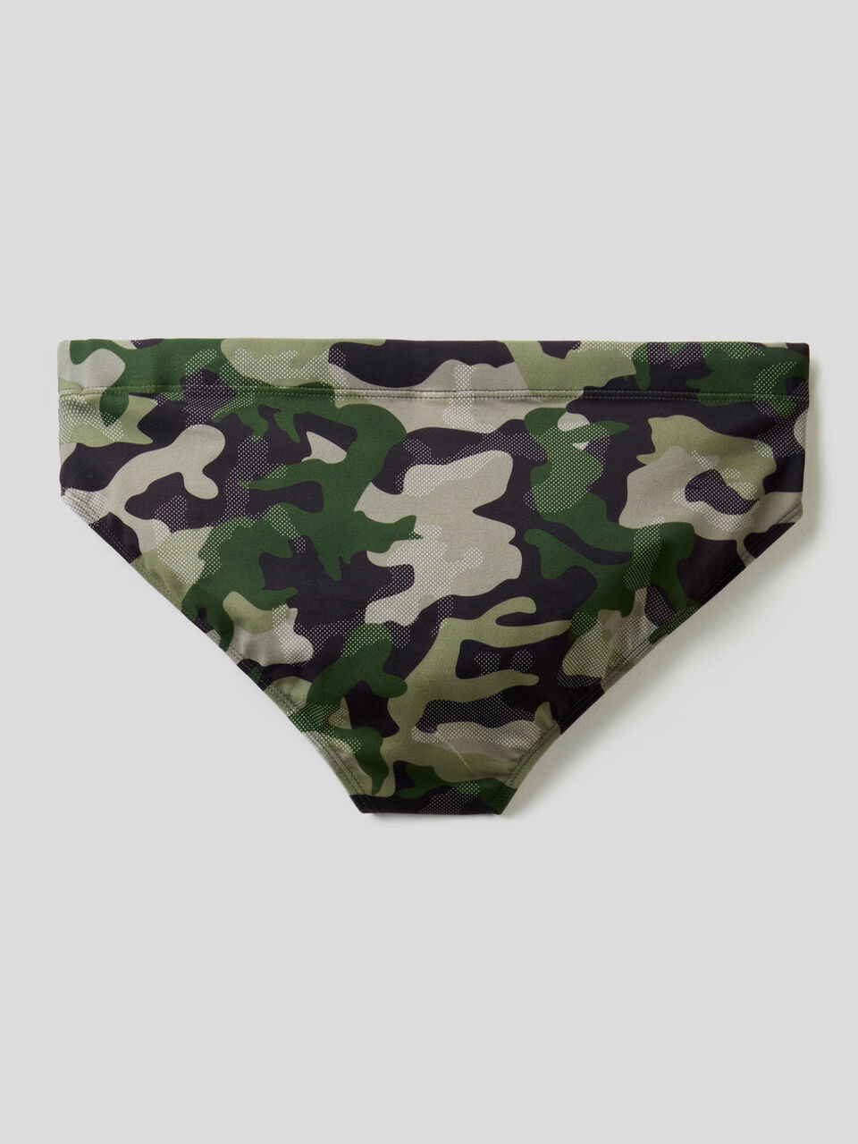 Bañador slip con estampado de camuflaje image number 2