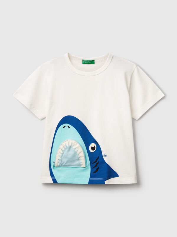 Camiseta con estampado de tiburones y aplicación. Niño