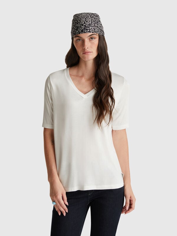 Camiseta de viscosa elástica con cuello en V Mujer