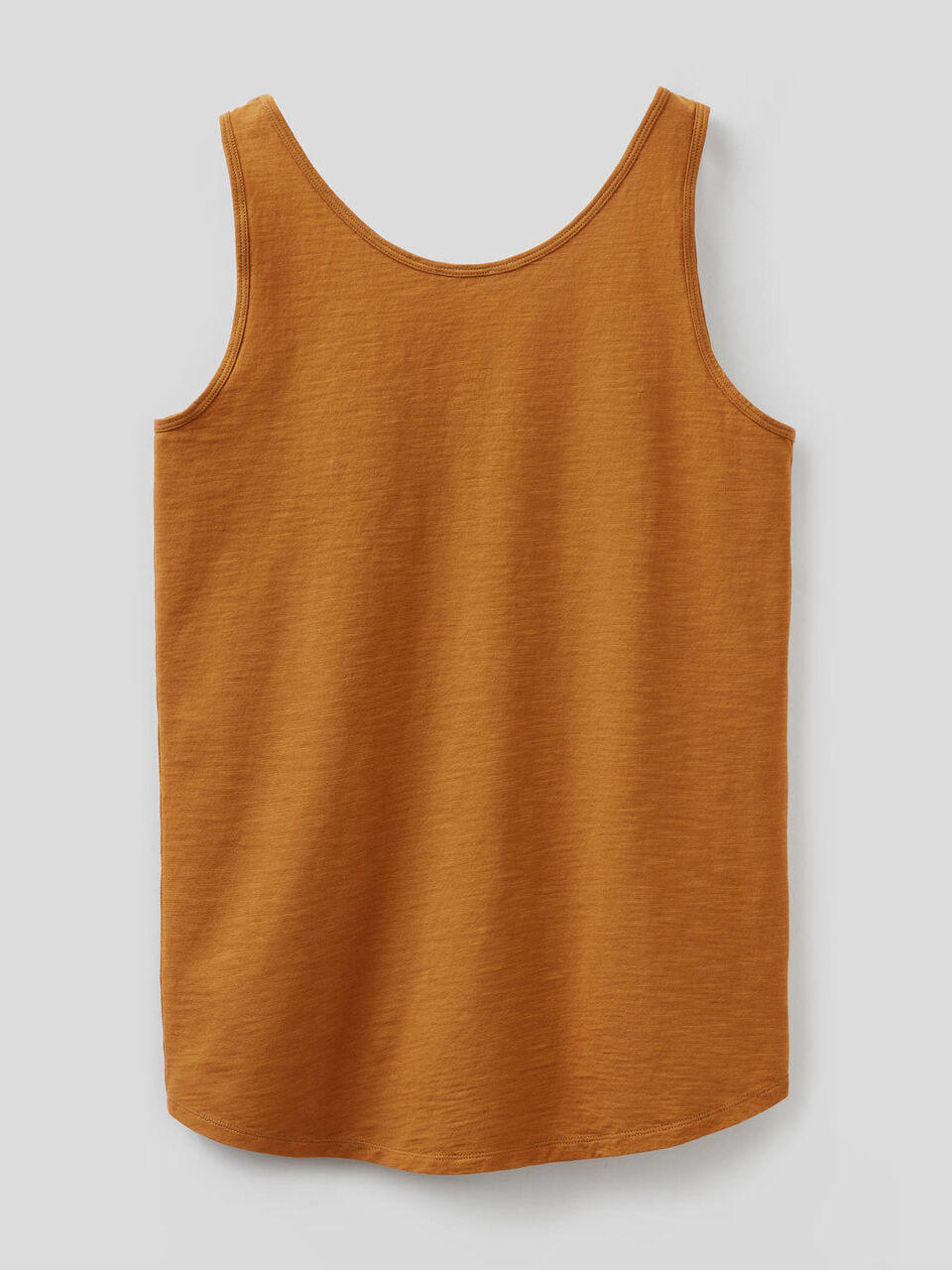 Camiseta de tirantes de 100 % algodón con bajo redondeado image number null