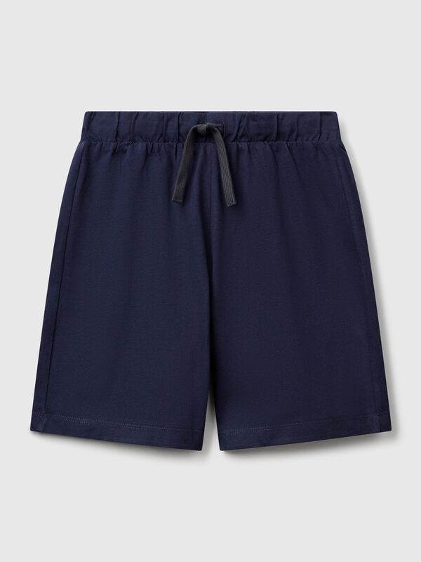 Pantalón corto en puro algodón con corte regular. Cintura con elástico interno y cordón, bolsillo de parche en la espalda con maxi logo estampado. Práctico y cómodo, perfecto para moverse al aire libre. Niño