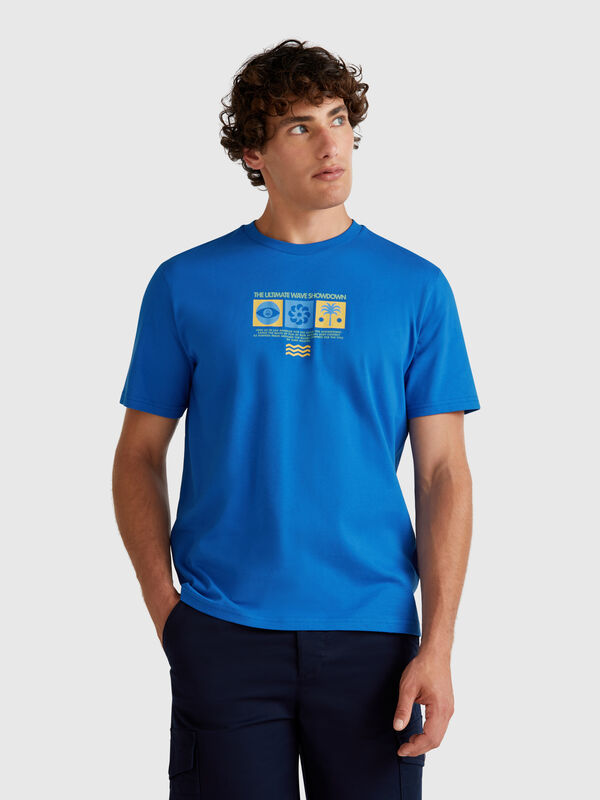 Camiseta azul con gráficos. Hombre