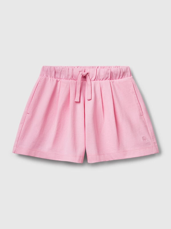 Pantalón corto de puro algodón de tacto cálido. Cintura con cordón, bolsillos insertados en los laterales y logo bordado en el bajo izquierdo. Perfecto para outfits cotidianos. Niña