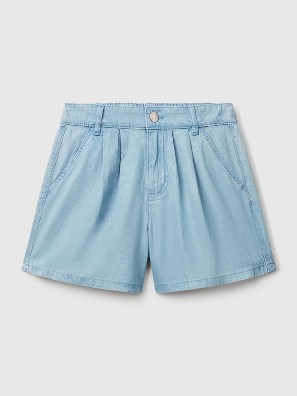 Pantalón corto en denim de puro algodón. Cintura con elástico interno en espalda, apertura con cremallera y botón. Bolsillos delanteros y bolsillos de parche en la espalda. Inspiración rock'n'roll con un aspecto ligeramente desgastado. Niña