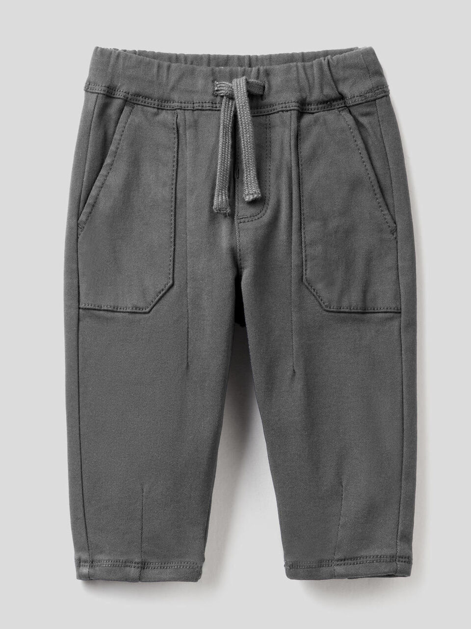 Pantalón con cordón de ajuste y maxibolsillos image number 1