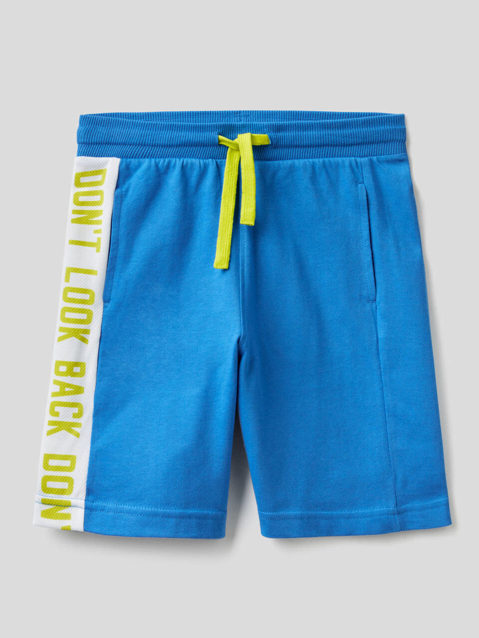 Bermudas deportivas con banda lateral image number 1