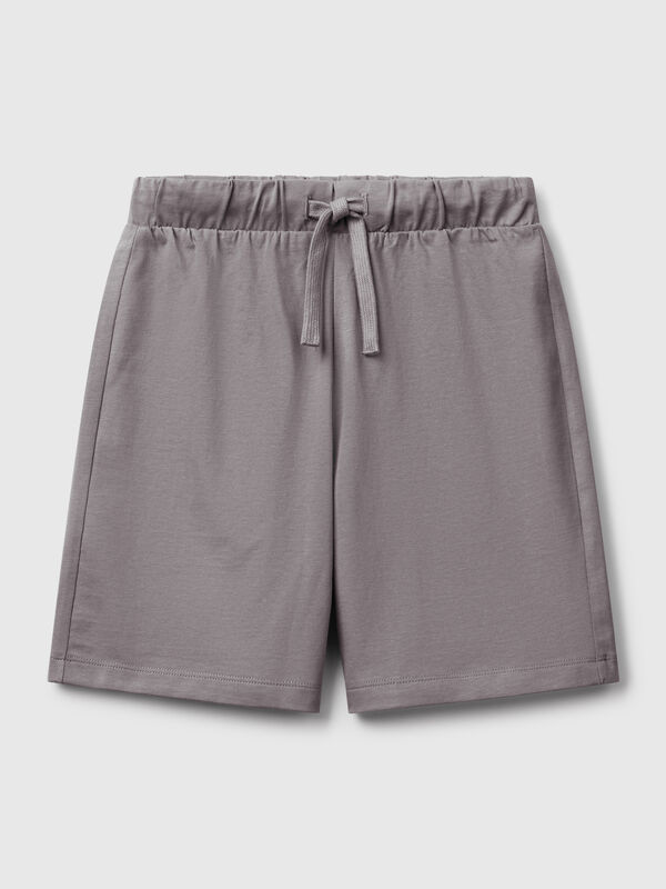 Pantalón corto en puro algodón con corte regular. Cintura con elástico interno y cordón, bolsillo de parche en la espalda con maxi logo estampado. Práctico y cómodo, perfecto para moverse al aire libre. Niño