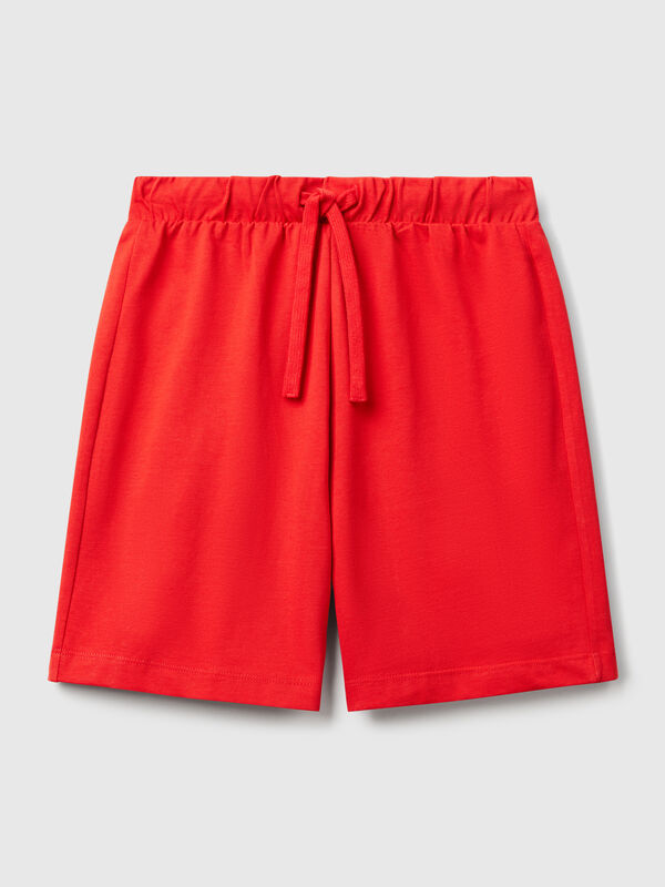 Pantalón corto en puro algodón con corte regular. Cintura con elástico interno y cordón, bolsillo de parche en la espalda con maxi logo estampado. Práctico y cómodo, perfecto para moverse al aire libre. Niño
