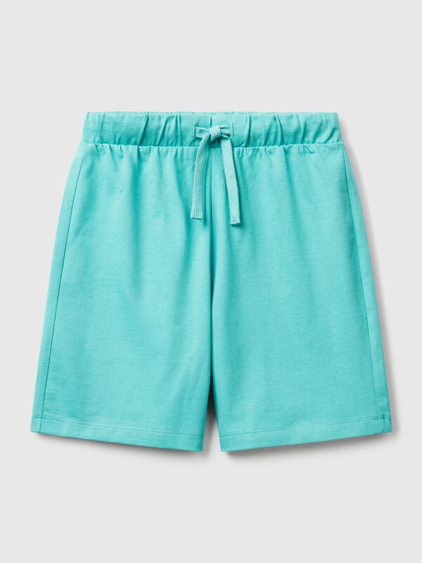 Pantalón corto en puro algodón con corte regular. Cintura con elástico interno y cordón, bolsillo de parche en la espalda con maxi logo estampado. Práctico y cómodo, perfecto para moverse al aire libre. Niño