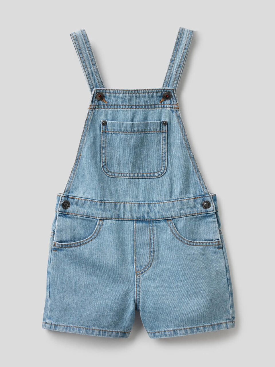 Peto corto confeccionado en denim de 100% algodón image number 1