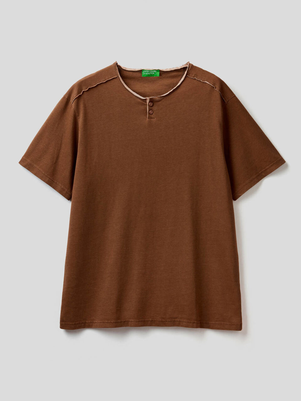 Camiseta de cuello tunecino con detalles en contraste image number 1