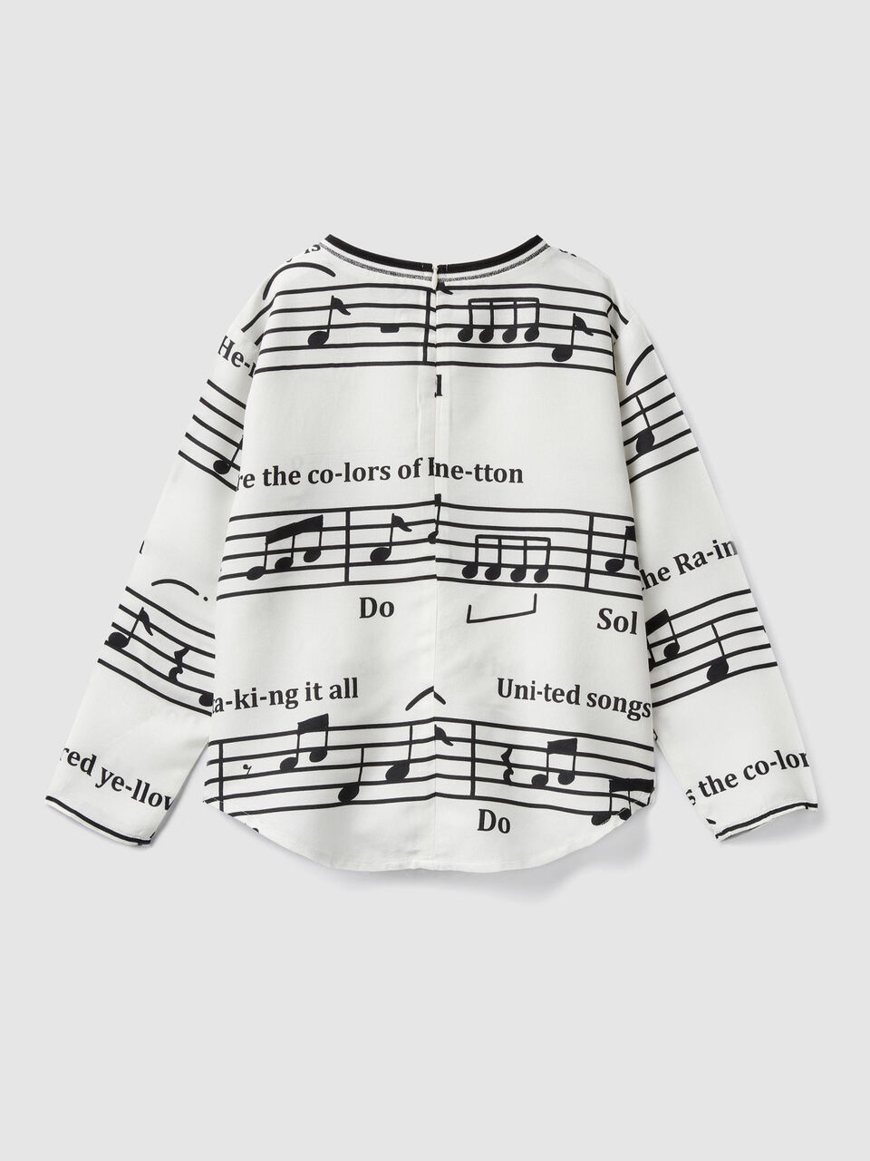 Blusa con estampado de notas musicales image number 2