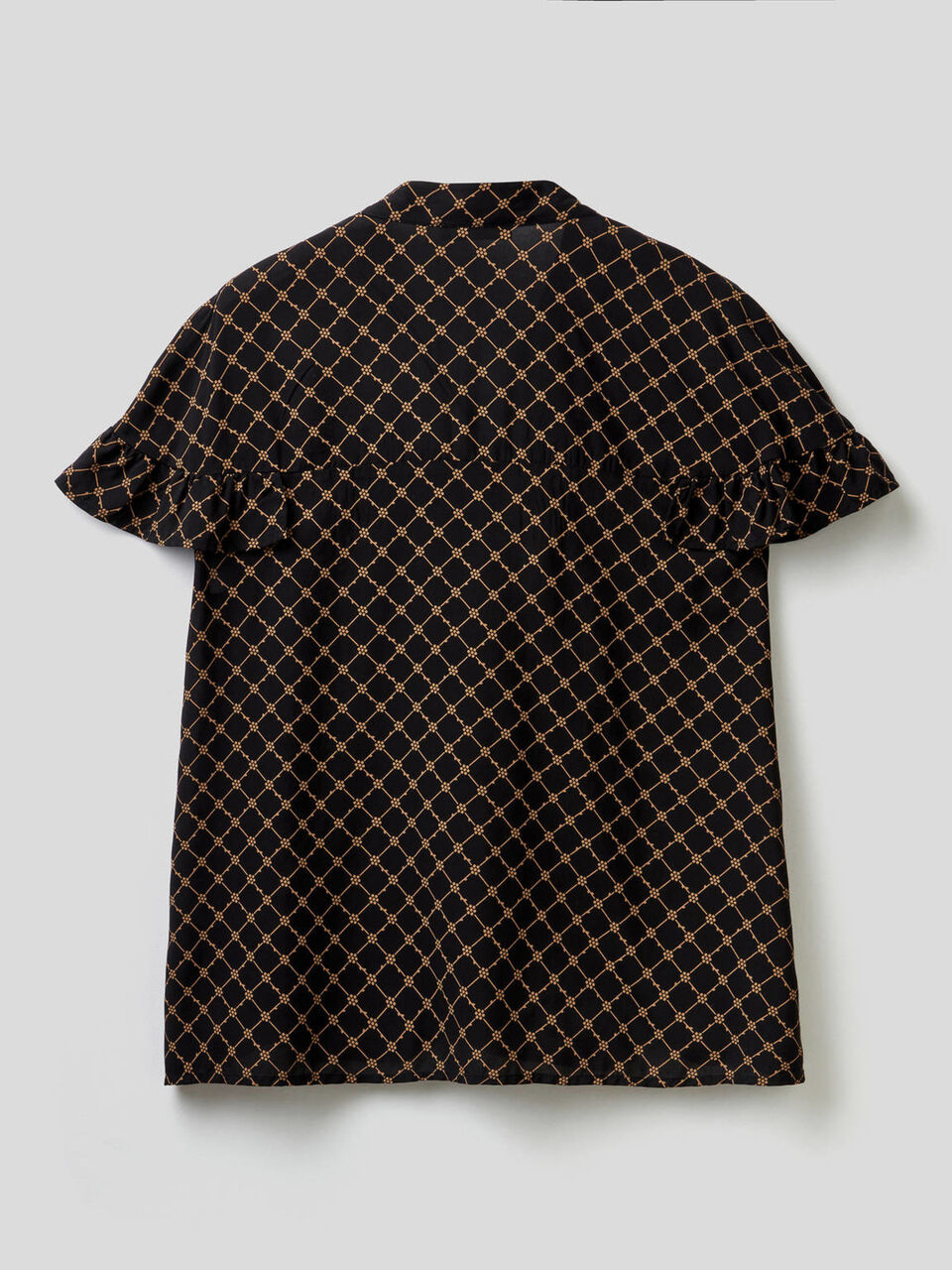 Blusa estampada con volantes image number 2