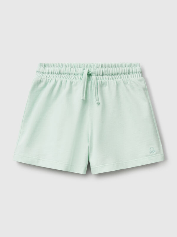 Pantalón corto de puro algodón de tacto cálido. Cintura con elástico interno y cordón, logo bordado en el bajo izquierdo. Corte regular, ideal para el día a día. Niña