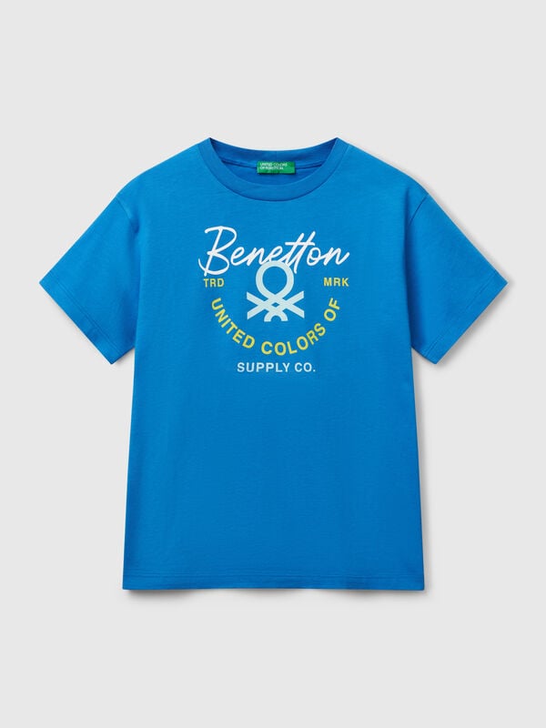 Camiseta de manga corta y cuello redondo en puro algodón orgánico. Una prenda básica y cómoda, enriquecida con un logo estampado en la parte delantera. Artículo confeccionado con tejido que contenga al menos un 95% de algodón orgánico. Niño