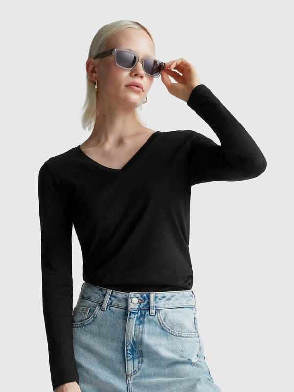 Camiseta negra con cuello en V Mujer