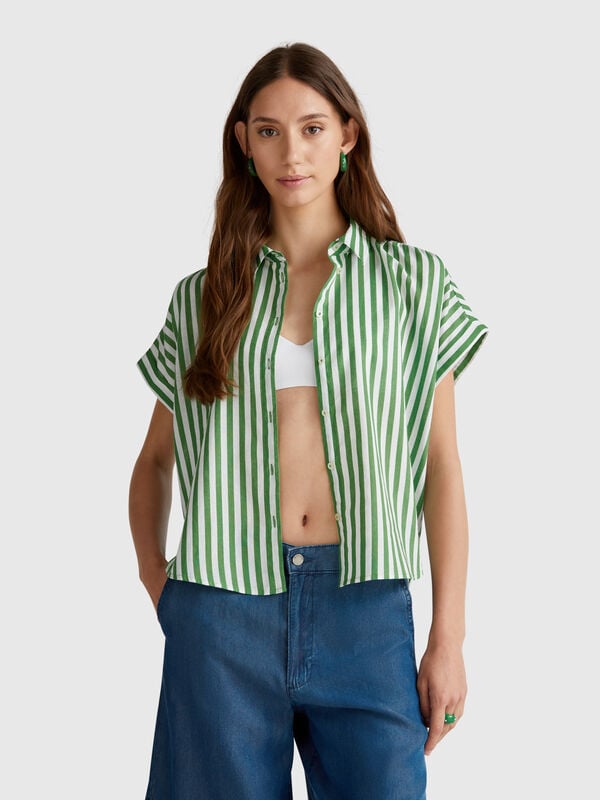Camisa de rayas de ajuste cómodo. Mujer