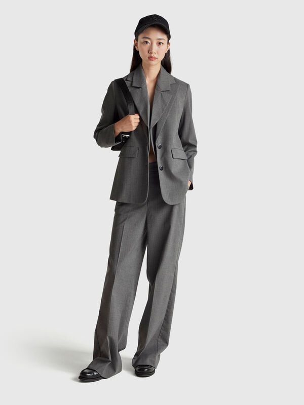 Pantalones grises de raya diplomática y pierna ancha Pantalones grises de raya diplomática y pierna ancha Mujer