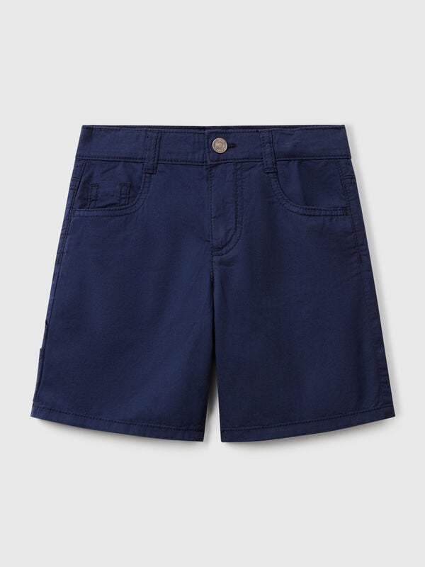 Pantalón corto en tejido ligero de puro algodón. Diseño de cinco bolsillos, cintura elástica interna ajustable, apertura con cremallera y botón. Cómodas y fáciles de combinar. Niño