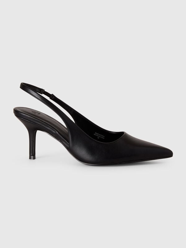 Zapatos negros con tacones. Mujer
