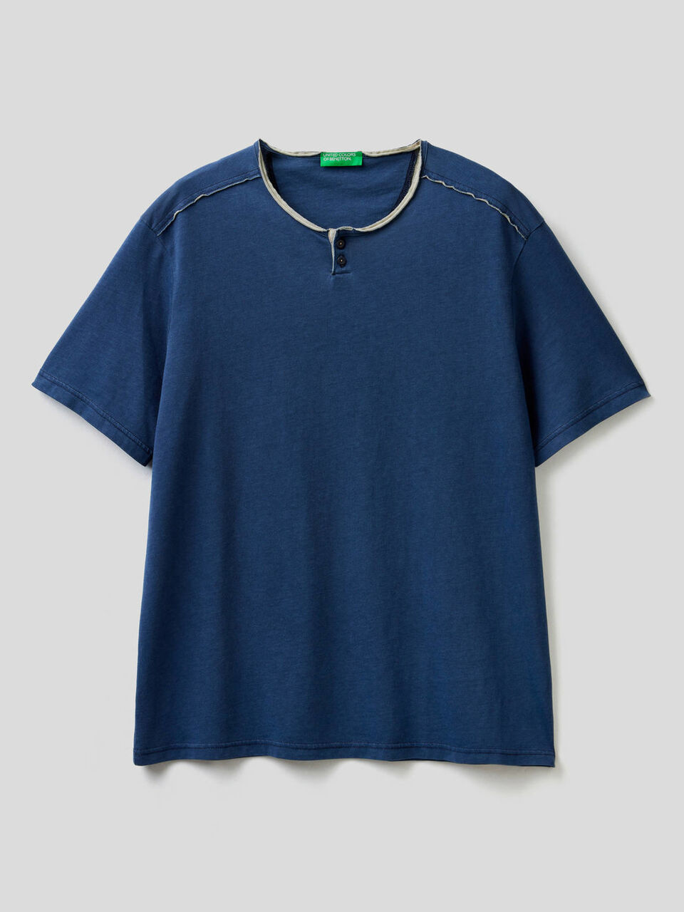 Camiseta de cuello tunecino con detalles en contraste image number 1
