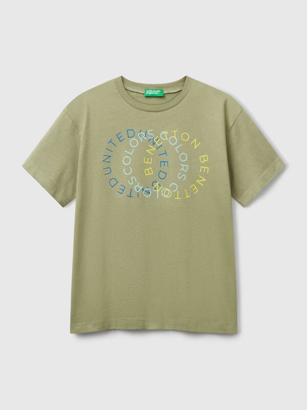 Camiseta de manga corta y cuello redondo en puro algodón orgánico. Una prenda básica y cómoda, enriquecida con un logo estampado en la parte delantera. Artículo confeccionado con tejido que contenga al menos un 95% de algodón orgánico. Niño